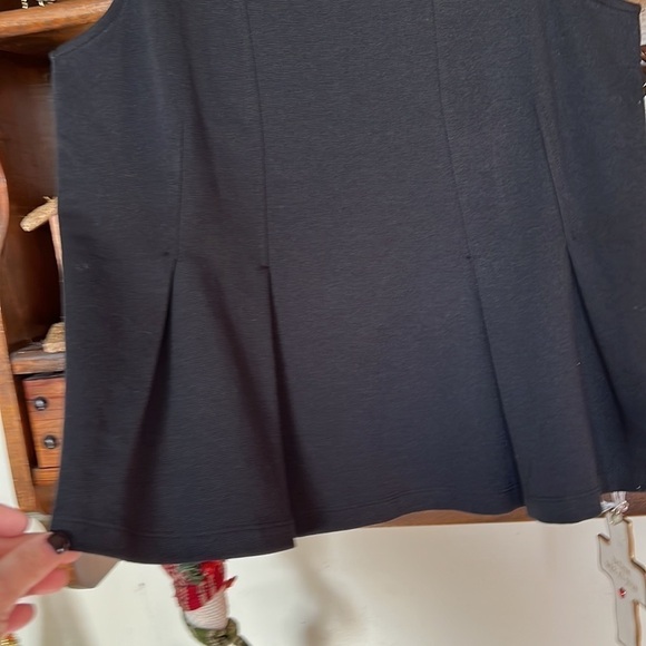 BANANA REPUBLIC Black Sleeveless Pleated Blouse, Size XS, GUC. - Picture 4 of 5